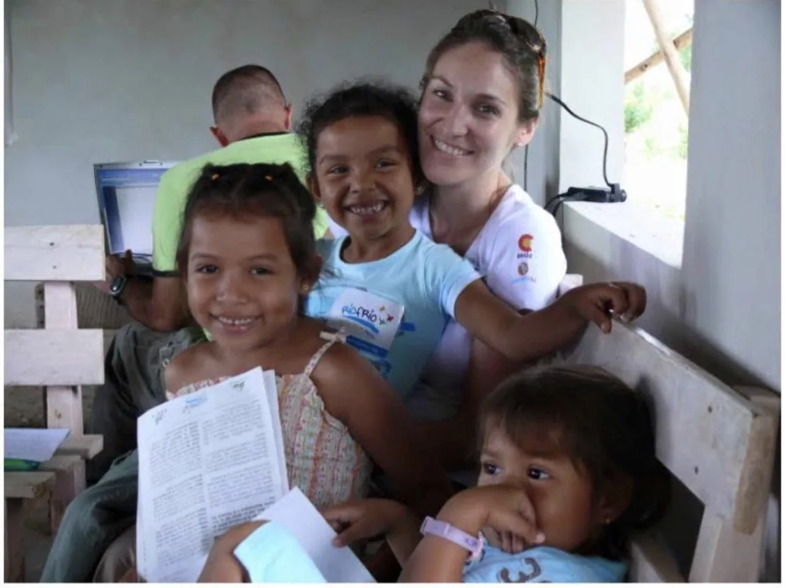Elena Galante con niñas de la comunidad durante el proyecto Río Frío, Costa Rica