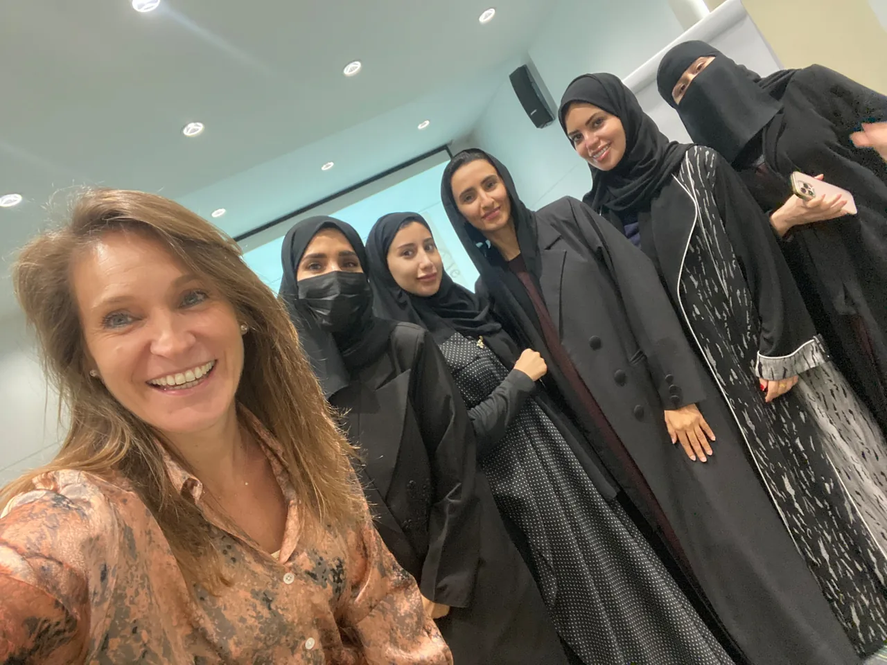 Elena Galante con participantes del programa en Riad